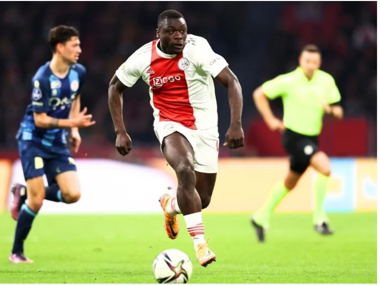 Brobbey đang thi đấu tại Ajax là mục tiêu Ten Hag nhắm đến